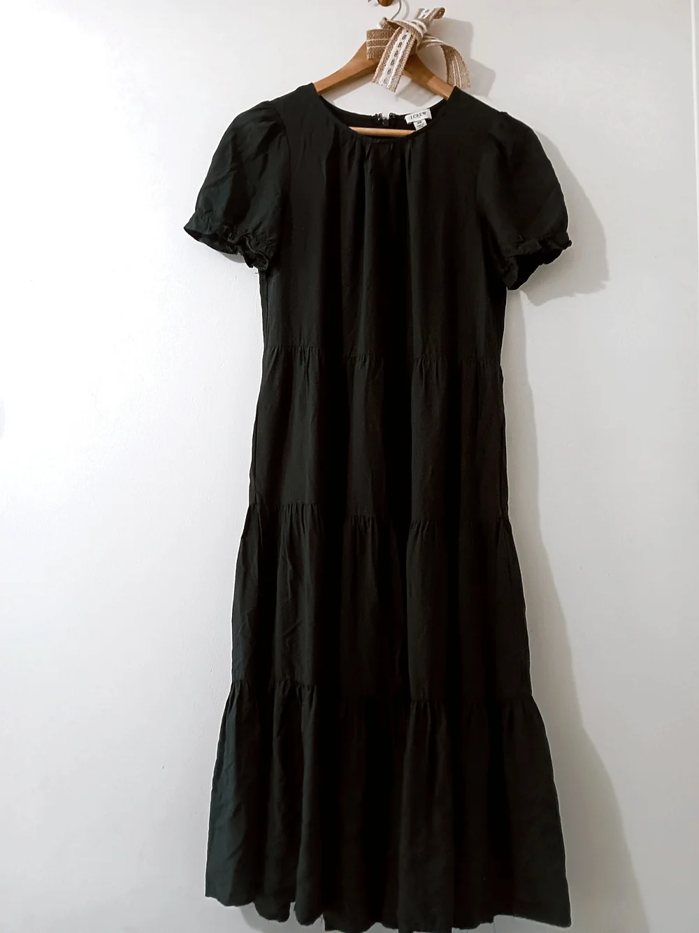 J. CREW MINIMALIST MODEST BLACK RUFFLED PUFF SLEEVE TIERED MIDI DRESS SIZE XS